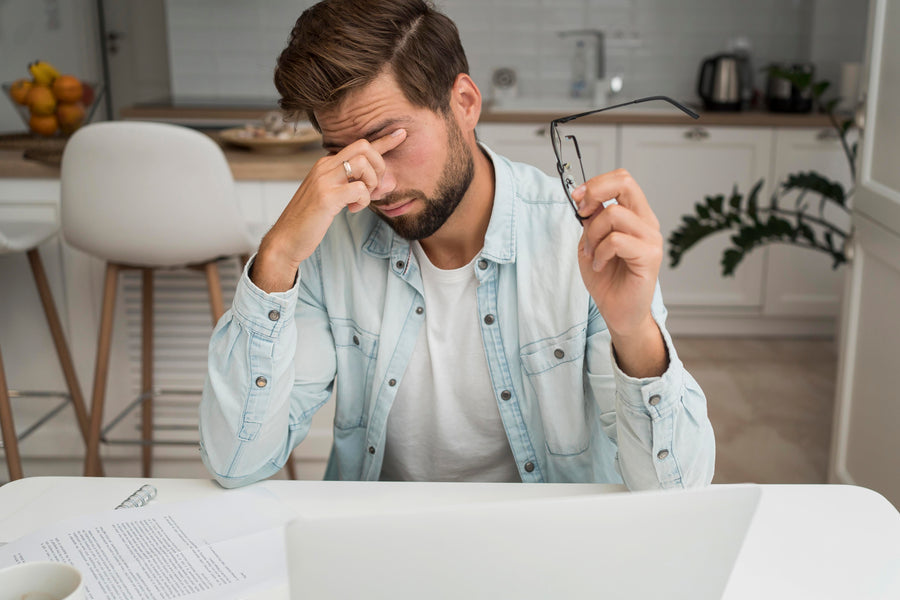 Hombre adulto trabajando desde casa frente a la computadora